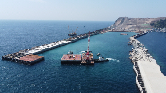 울릉공항 케이슨 설치 모습. [DL이앤씨 제공]